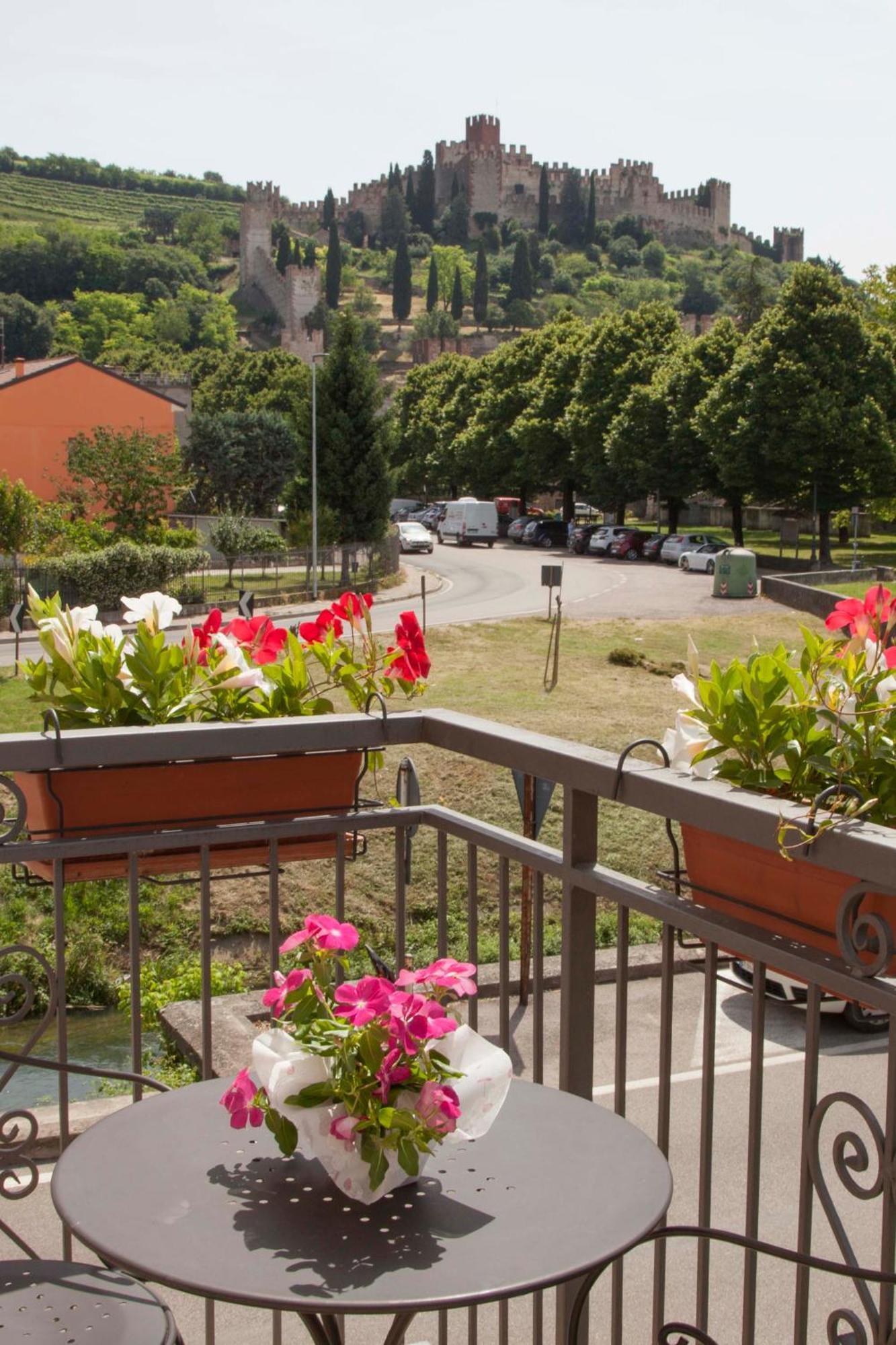 La Finestra Sul Castello Hotel Soave  Exterior foto